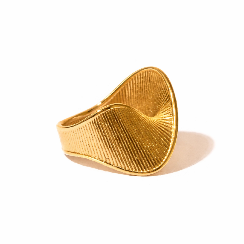Elara – Gold Line Statement Ring
