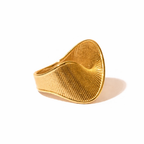 Elara – Gold Line Statement Ring